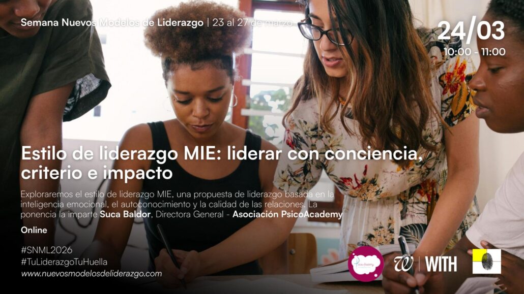 Mujeres jóvenes interraciales trabajan en grupo