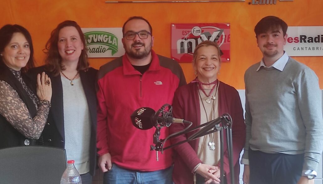 La concejala de trabajo de Santander con miembros de la radio en una emisora